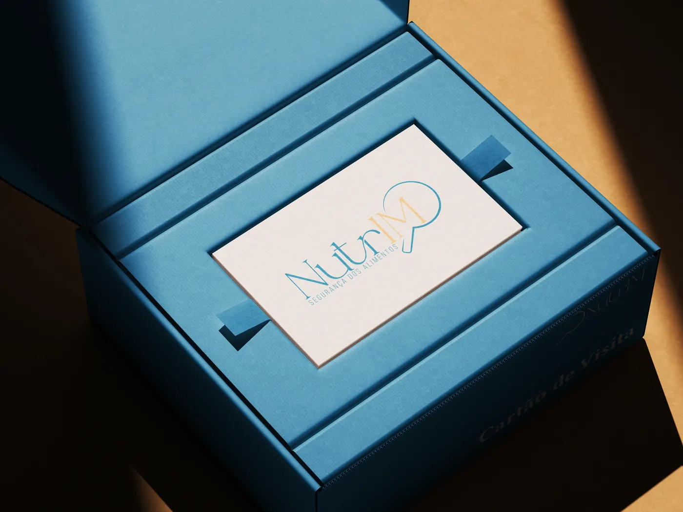 Cartão de visita da NutrIM dentro de uma caixa azul