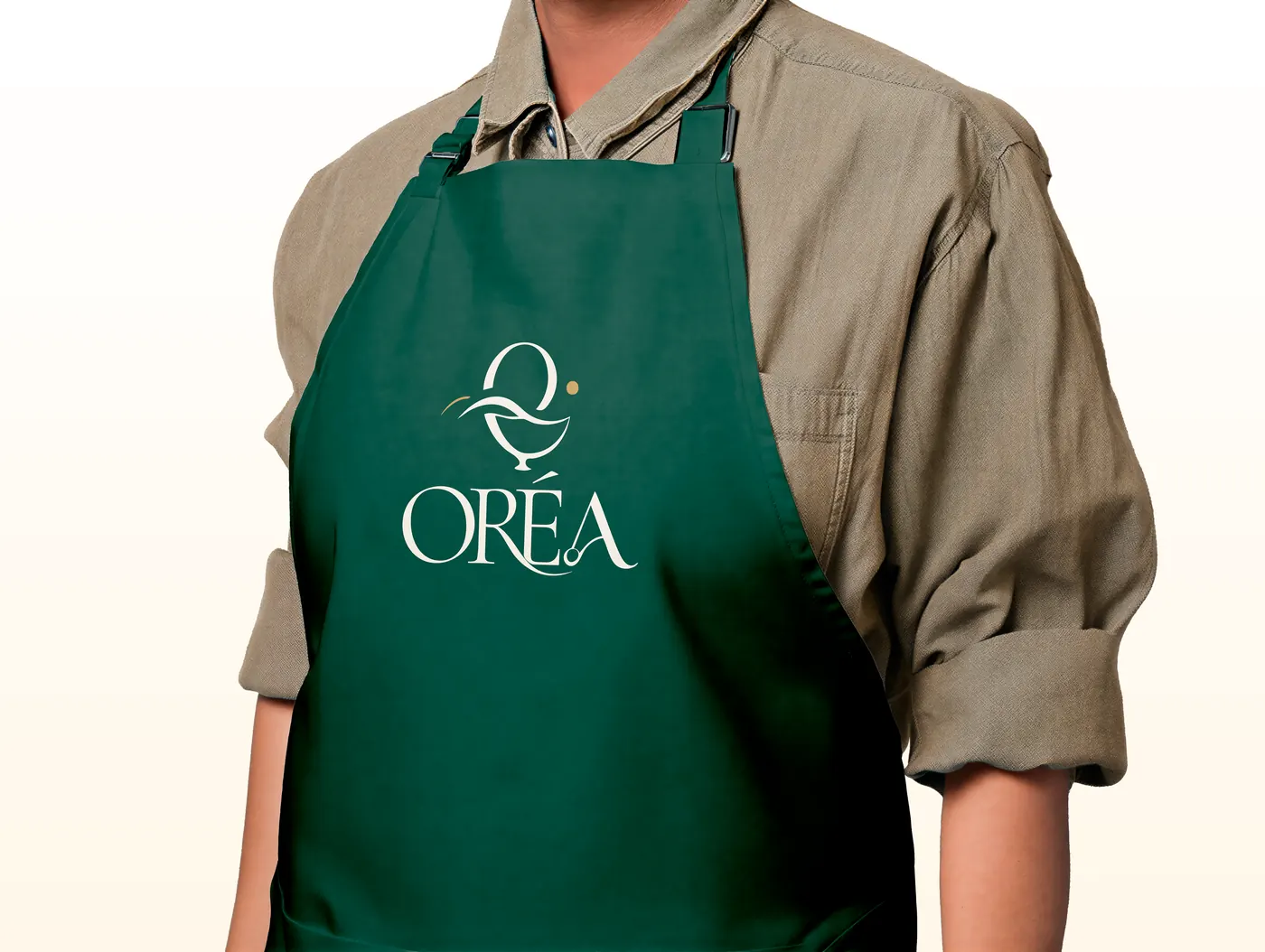 Avental verde da Oréa com o logo em creme