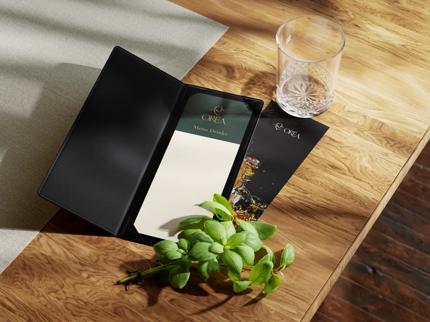 Cardápio de drinks da Oréa sobre um balcão de madeira