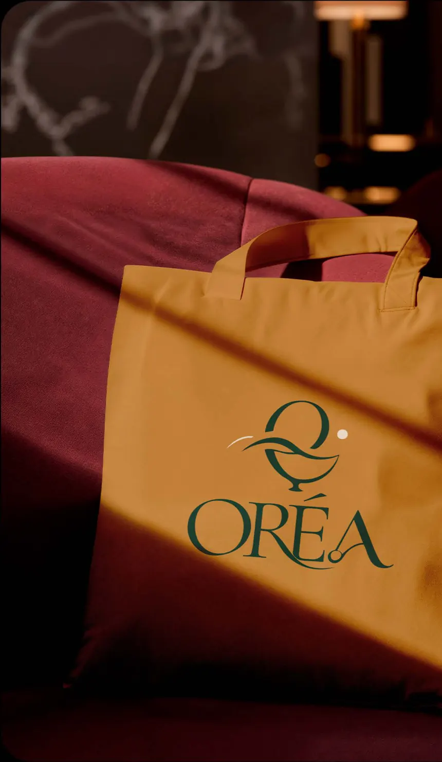Sacola de tecido amarela com o logo da Oréa