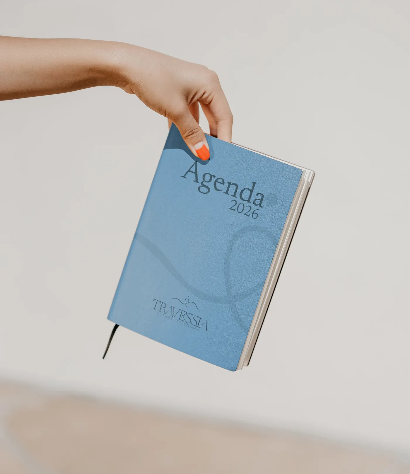 Agenda 2026 da Travessia com capa azul e o logo aplicado