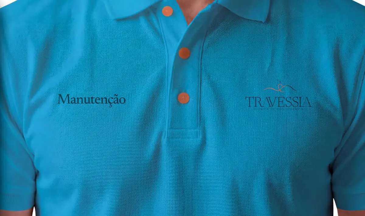 Camisa polo azul da equipe com o logo da Travessia