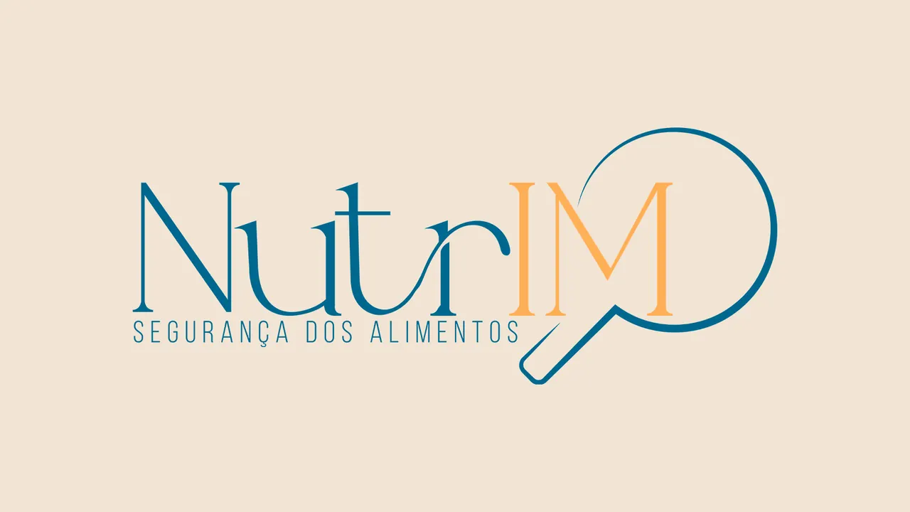 Logo da NutrIM, assessoria em segurança dos alimentos, em azul e amarelo com uma lupa