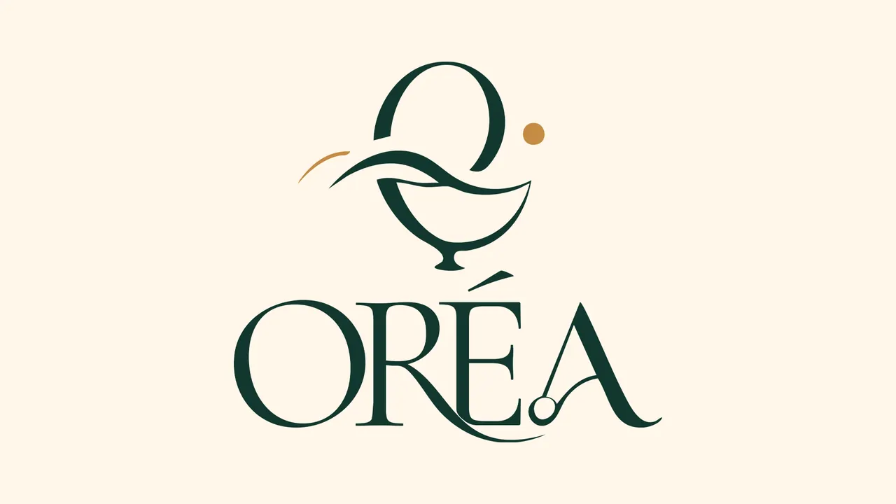 Logo da Oréa, consultoria de bar e mixologia, em verde escuro com detalhes dourados sobre fundo creme