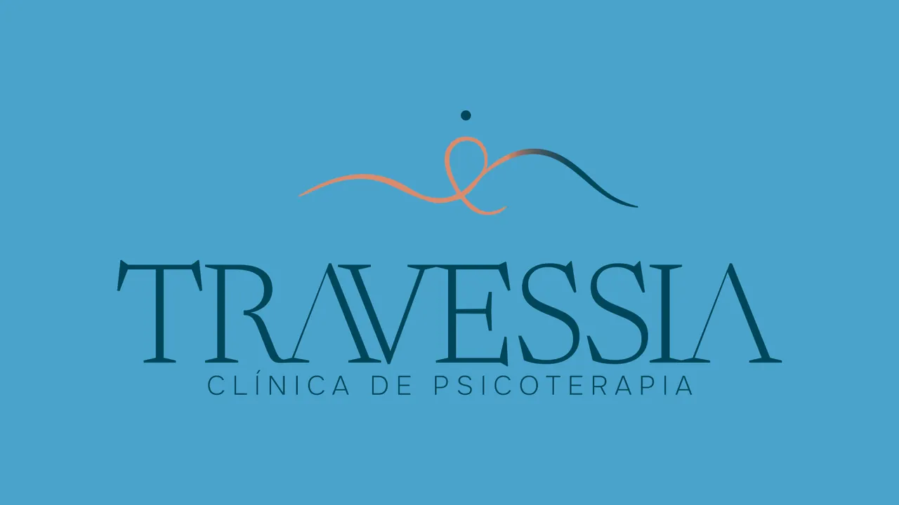 Logo da Travessia, clínica de psicoterapia, em azul petróleo com o símbolo em linha terracota sobre fundo azul